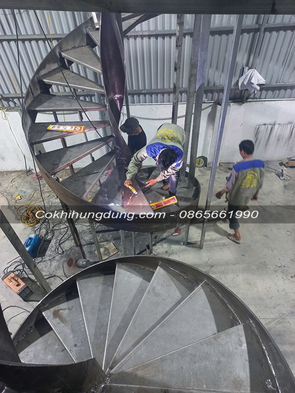 xưởng cầu thang sắt 66