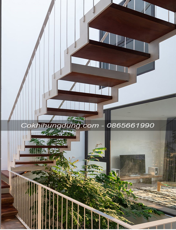 Cầu thang xương cá chạy quanh thang máy MS28