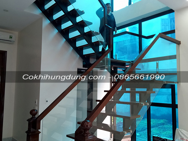 Cầu thang xương cá chạy quanh thang máy MS15