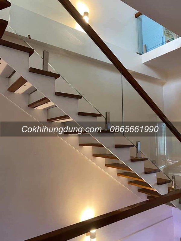 Cầu thang xương cá chạy quanh thang máy MS25