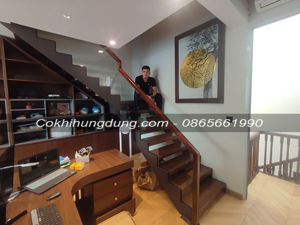 Cầu thang xương cá chạy quanh thang máy MS27
