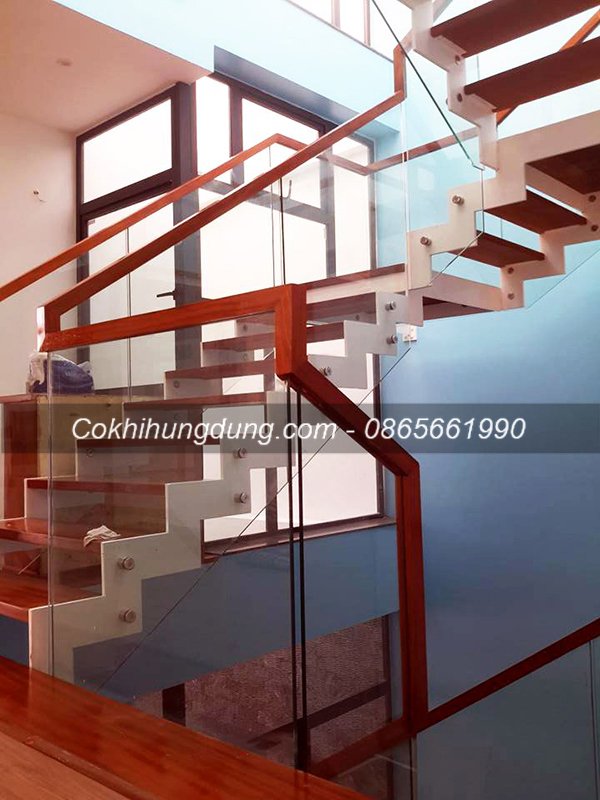 Cầu thang xương cá chạy quanh thang máy MS26