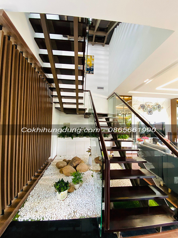 Cầu thang xương cá chạy quanh thang máy MS20