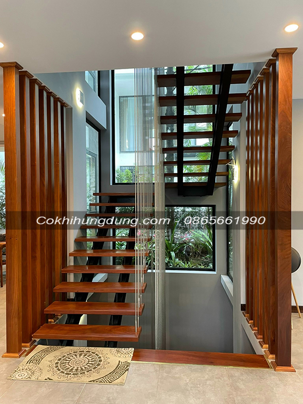 Cầu thang xương cá chạy quanh thang máy MS16
