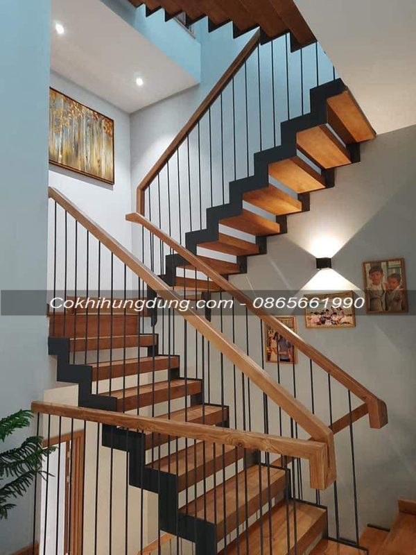Cầu thang xương cá chạy quanh thang máy MS23