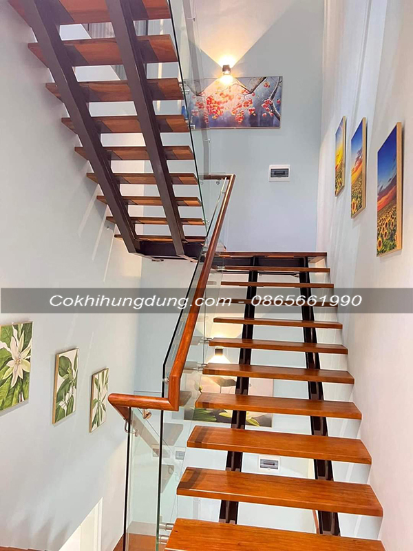 Cầu thang xương cá chạy quanh thang máy MS19