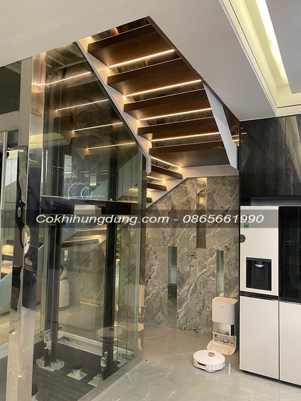 Cầu thang xương cá chạy quanh thang máy MS32